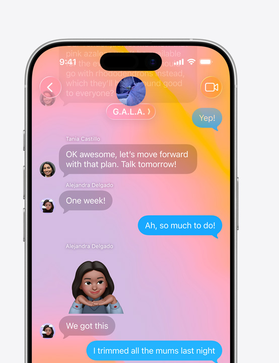 Layar iPhone menampilkan Pesan dengan desain Liquid Glass