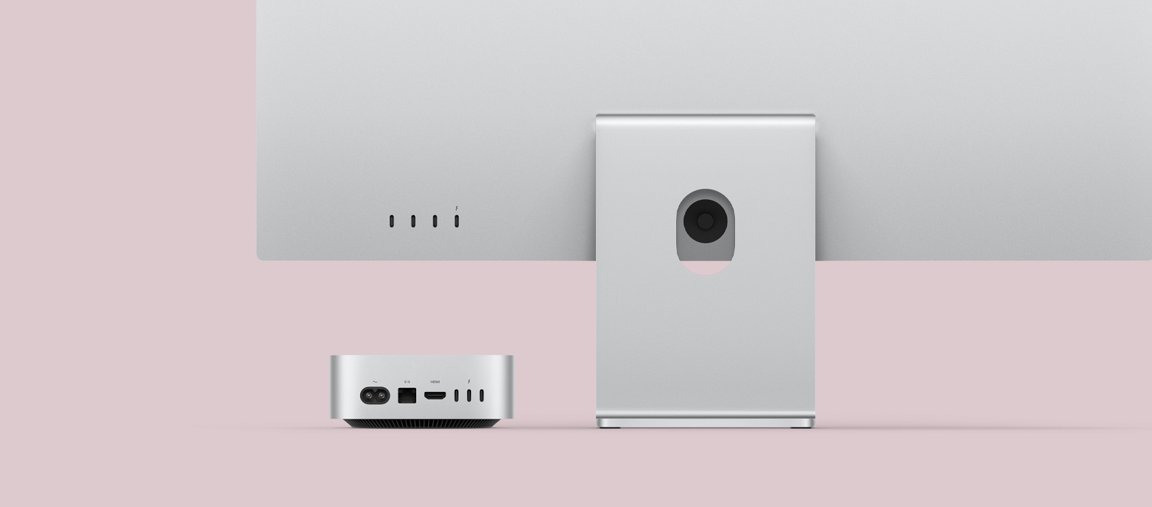 Sidabro spalvos „Mac mini“ ir „Mac“ monitoriaus vaizdas iš galo, matomi „Mac mini“ galiniai prievadai ir jis dailiai įkomponuotas po „Mac“ monitoriumi