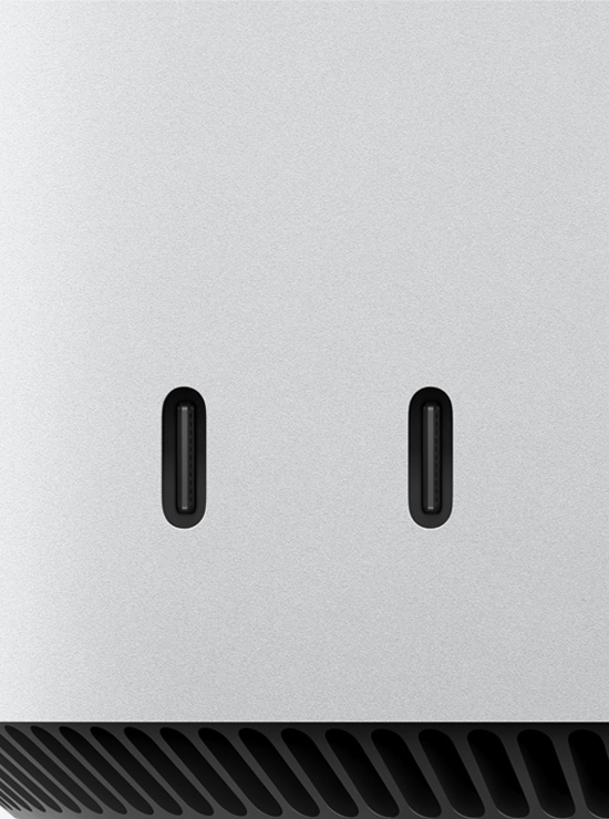 Du „Mac mini“ priekyje esantys USB‑C prievadai stambiu planu.