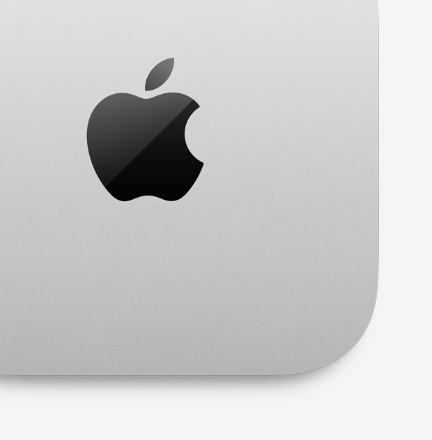 Sidabro spalvos „Mac mini“ su „Apple“ logotipu vaizdas iš viršaus stambiu planu