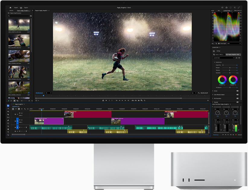 Studio Display XDR, lo schermo mostra Adobe Premiere e l’immagine di una persona che corre sotto la pioggia su un campo sportivo; Mac Studio mostrato di fronte