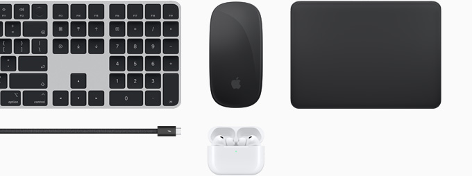 Una serie di accessori tra cui Magic Keyboard con Touch ID, Magic Mouse, Magic Trackpad, cavo Thunderbolt 5 Pro e AirPods Pro