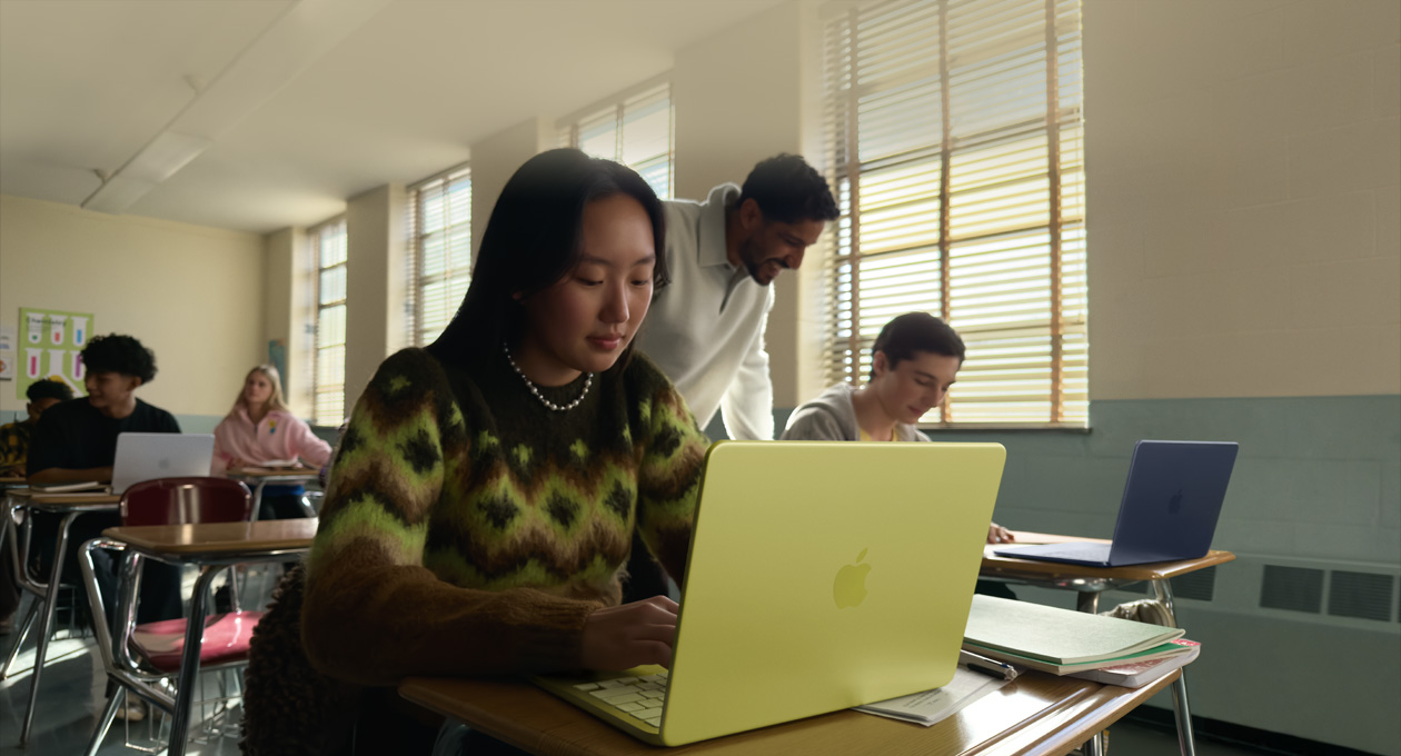 教室でシトラスのMacBook Neoを電源につながずに使用している学生