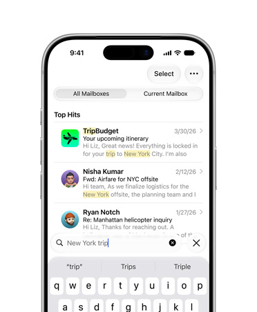 iPhone 17 Pro, Silber, das Display zeigt eine Auswahl von E-Mails, die anhand des Suchbegriffs „Trip nach New York“ gefunden wurden