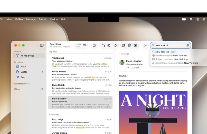 App Mail abierta en la pantalla de un MacBook, correos electrónicos relacionados con un viaje a Nueva York, las palabras «Nueva York» y «viaje» están destacadas en amarillo donde aparecen en cada correo electrónico