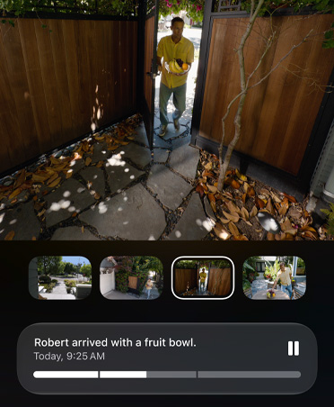 Capturas de ecrã de uma câmara de vídeo HomeKit com uma pessoa a entrar num quintal vedado e uma descrição gerada por IA a indicar que Robert chegou com uma taça de fruta, hoje, às 9:25