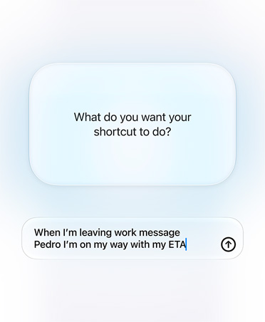 Das Display zeigt die Anfrage und Antwort von Siri AI und einer Person zur Funktion eines Kurzbefehls an: „Was soll dein Kurzbefehl tun?“, Antwort: „Wenn ich die Arbeit verlasse, schicke eine Nachricht an Pedro, dass ich auf dem Weg bin, mit meiner voraussichtlichen Ankunftszeit“