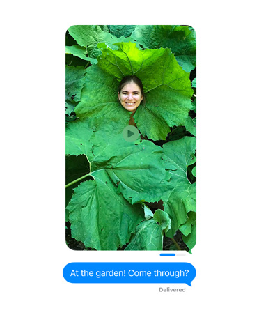 Ecrã a mostrar a fotografia de uma pessoa a posar junto de uma planta frondosa, enviada na app Mensagens com uma barra de estado do indicador de envio a mostrar o progresso do envio; a mensagem enviada por baixo da imagem tem o texto: No jardim! Recebeste a foto?