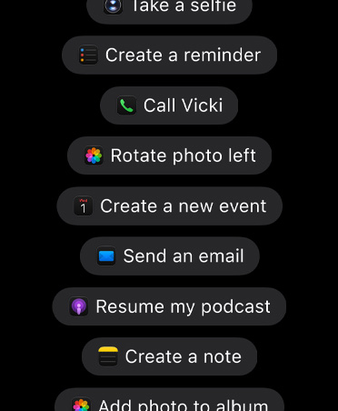 Ecrã com pedidos à Siri AI para realizar ações em apps, incluindo Tirar uma selfie, Criar um lembrete, Ligar à Vicki, Rodar a fotografia para a esquerda, Criar um novo evento, Enviar um email, Retomar o meu podcast, Criar uma nota, Adicionar fotografia ao álbum
