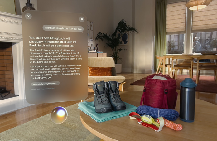 Siri antwortet auf eine Anfrage zum Packen von Campingzubehör, die über der Siri Kugel auf der linken Seite des Bildschirms schwebt, Wanderstiefel, Seil, Rucksack, Wasserflasche und eine Stirnlampe liegen auf dem Tisch auf der rechten Seite des Bildschirms