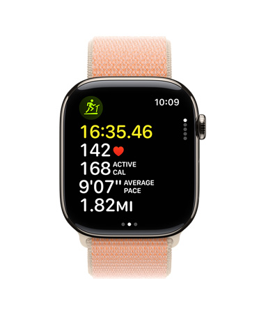 Apple Watch Series 11 dourado, com a app Treino no ecrã a mostrar métricas de corrida, incluindo tempo, frequência cardíaca, calorias ativas, ritmo médio e distância