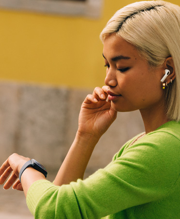 Mulher a olhar para o Apple Watch