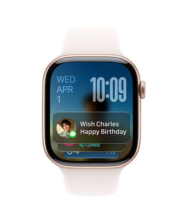 Apple Watch Series 11, rosa‑dourado com bracelete rosa leve, o mostrador apresenta a data no canto superior esquerdo, a hora no canto superior direito e o widget Mensagens na parte inferior
